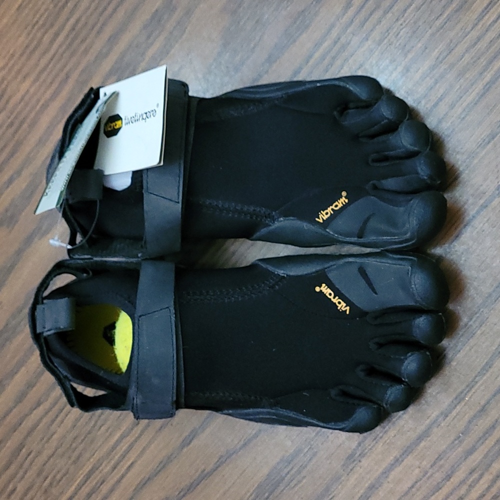 BRAND NEW VIBRAM FIVE FINGER SHOES SZ 39